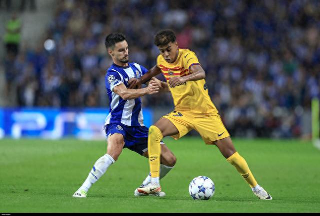 太拼了！杨瀚森与火箭内线肉搏缠斗，右臂出现两道大血印