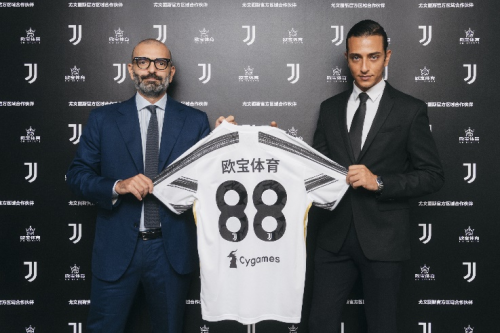 王哲林场下鼓掌叫好！李弘权假投真传助攻怀特塞德大猩猩暴扣